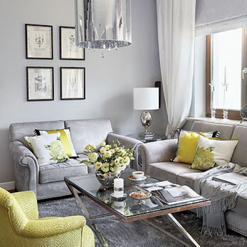 Urządzony jest meblami i przedmiotami ze sweet living. Kanapa i fotel mają tkaniny z Designers Guild. Stąd pochodzą też