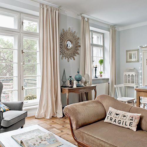 Urządzony w meblach zebranych od rodziny.