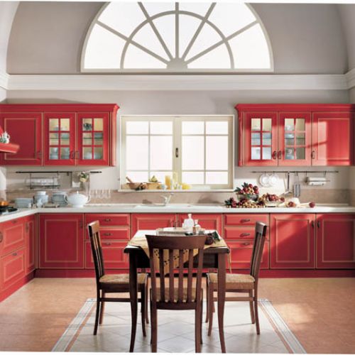 Velia Laccata ma fronty z mdf-u w kolorze rosso ze złotą patyną. Ok. 31 000 zł. CUCINE LUBE