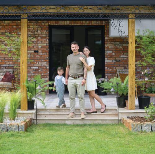 przytulny dom z ceglaną elewacją