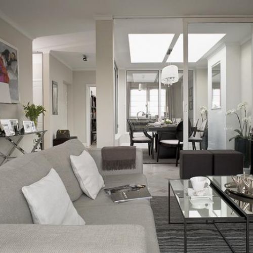 W aranżacjach w stylu glamour szary dobrze połączy się ze srebrem, złotem i czernią.