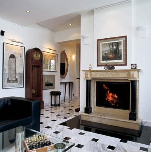 W bibliotece swoje miejsce znalazł kominek.