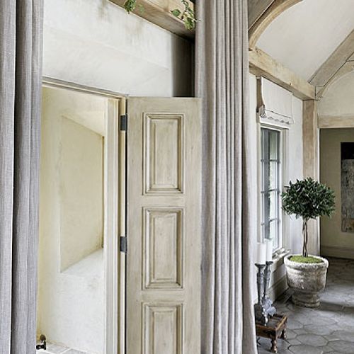 W całym domu wiszą wielkie, lniane kotary.