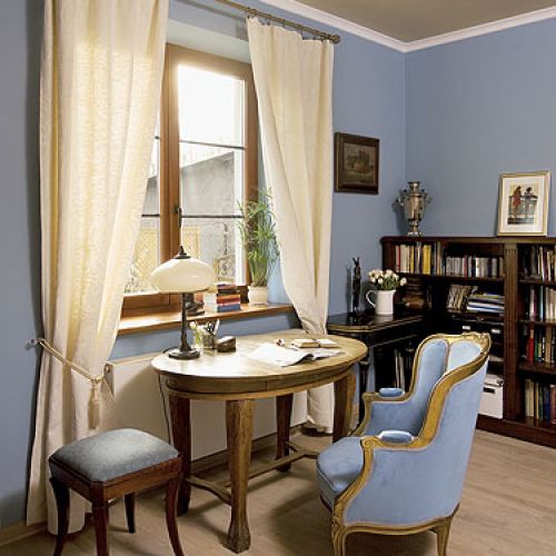 W ciekawym niebieskim kolorze. Dom z pamiątkami