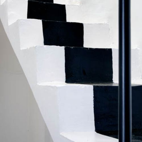 W czerni i bieli. Biały dom w różowym mieście