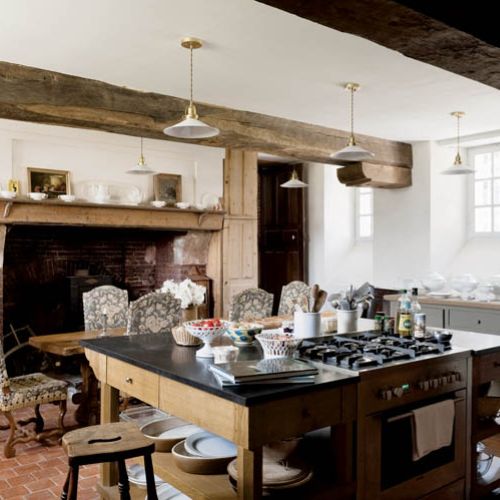 W dawnym myśliwskim dworku kuchnia musiala być przestronna. Charles nie widział powodu, by to zmieniać.