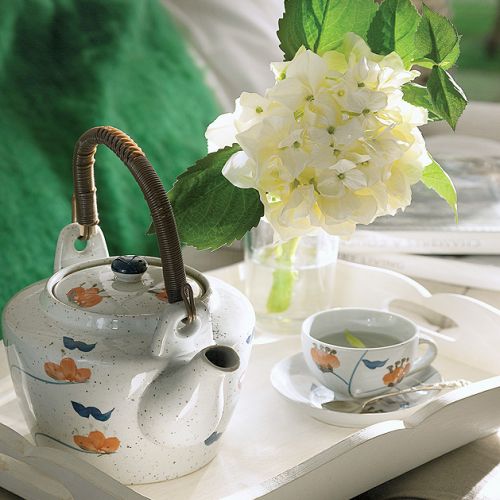 W domu dominuje biel przełamana zielenią, beżem i sieną. Kolonialne akcenty: bambusowe rolety, łóżko w