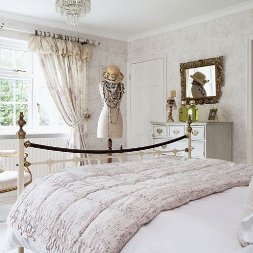 W domu dominuje jeden kolor: złamana biel i trochę dodatków z delikatnym różem.