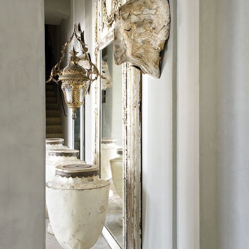 W domu jest ceramika Sophie Lavaux i awangardowe rzeźby Stéphane’a Broutina.