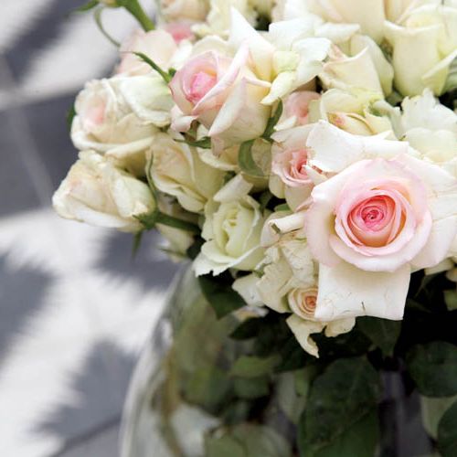 W domu jest dużo bieli. Biały dom w różowym mieście