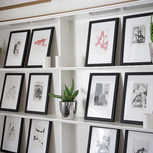 W domu na ścianach jest dużo grafik, malarstwa, rysunków.