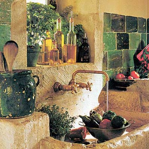 W domu na wsi kuchnia obowiązkowo w kamieniu. GRANGE