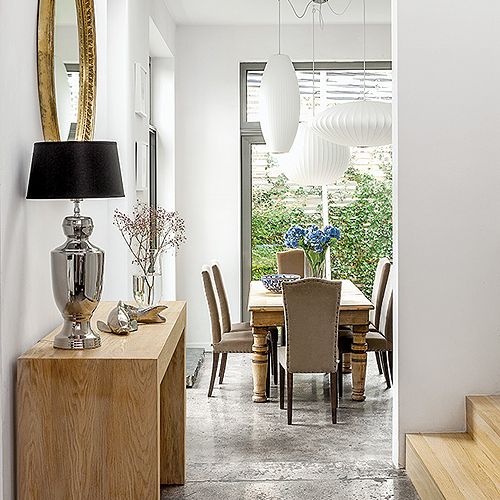 W domu nowoczesność łączy się ze stylowymi dodatkami, np. artdecowską lampą.