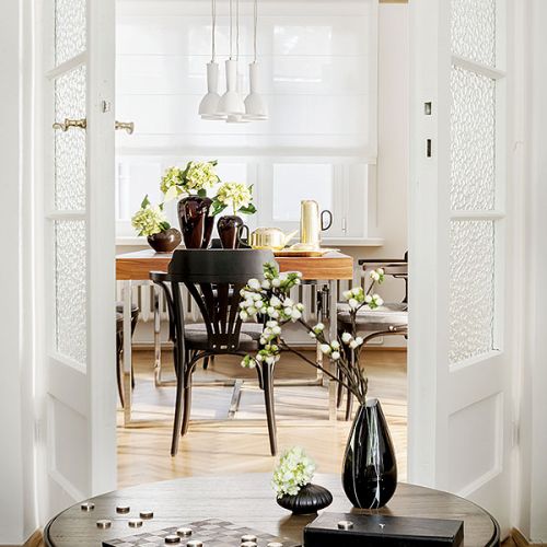 W domu są dwa wejścia: paradne i służbowe oraz duża wygodna kuchnia.