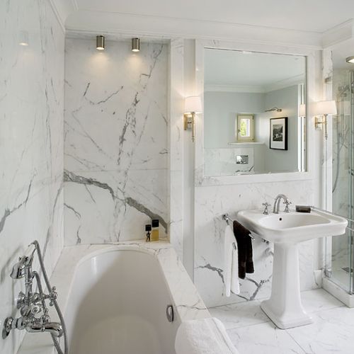 W domu są trzy łazienki, wszytkie marmurowe i z podgrzewanymi podłogami.