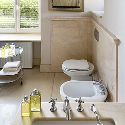 W domu są trzy łazienki, wszytkie marmurowe i z podgrzewanymi podłogami.