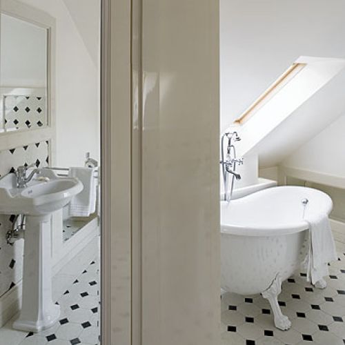 W domu są trzy łazienki, wszytkie marmurowe i z podgrzewanymi podłogami.