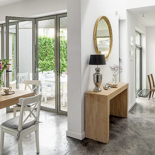 W domu sporo jest dużych i wysokich okien.