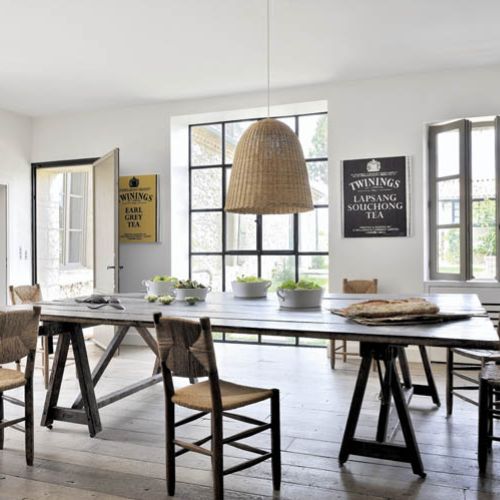 W domu zachowały się szczotkowane jasne podłogi i bielone ściany.