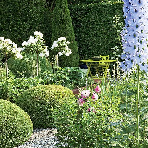 W dzikiej części ogrodu meble są bardziej sielskie.