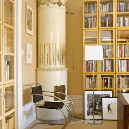 W gabinecie stoi piec w ciekawym kształcie.