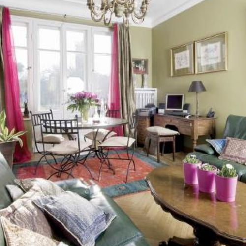 W gabinecie tradycyjnie króluje relaksująca zieleń, z mocnymi amarantowymi dodatkami.