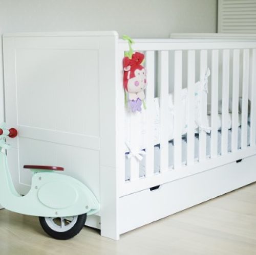 Biel mebli w pokoju dziecka przełamią pastelowe dodatki i zabawki.