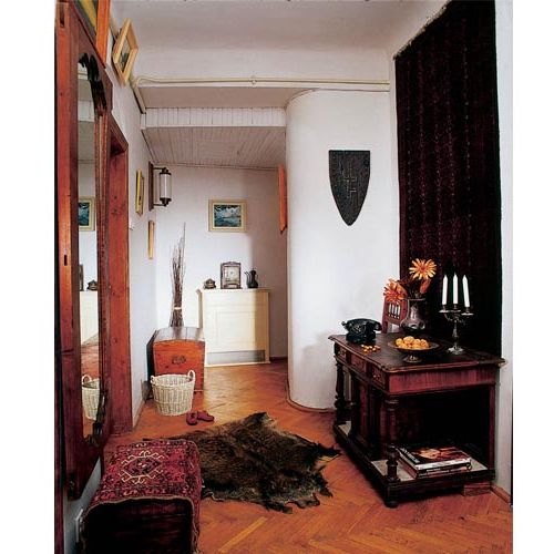 W holu główną rolę odgrywają stare meble.