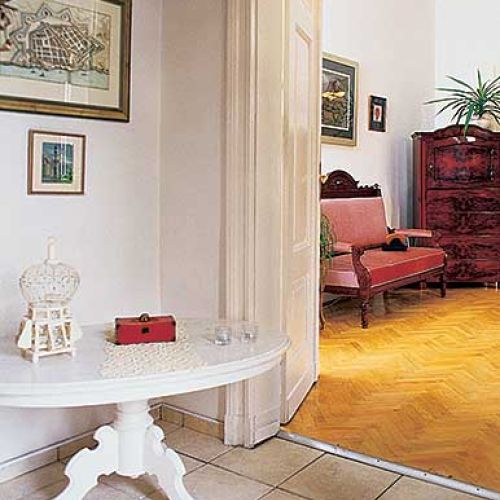 W holu stoi mały biały stoliczek. Włoska uroda