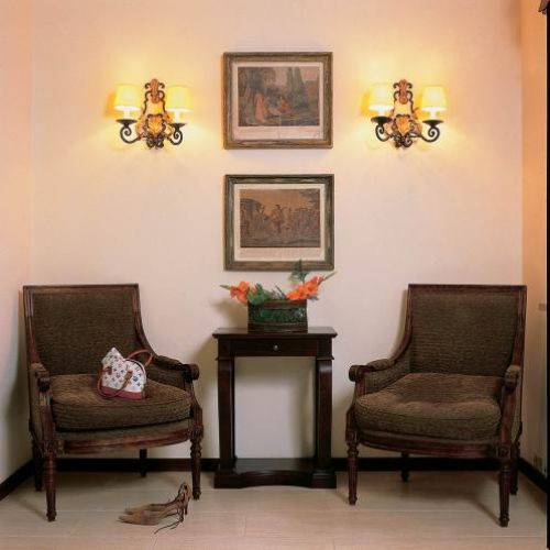 W holu stoją fotele i konsola. Ze szlachetnym umiarem