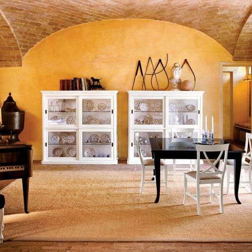 W jadalni nie tylko stół (7900 zł) i krzesła (od 1160 do 1300 zł) - przydadzą się też witryny