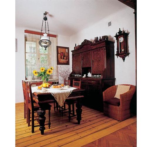 W jadalni stoi kredens, stół i krzesła.