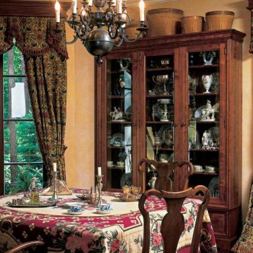 W jadalni znajduje się witryna wypełniona porcelaną.