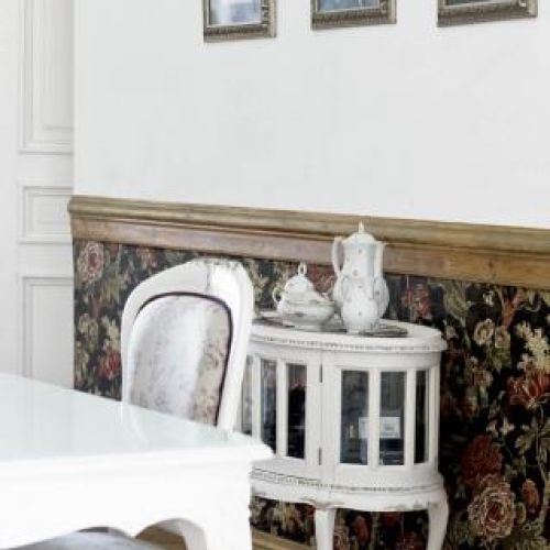 W jadalni znajdziemy serwantkę, która jest również stolikiem.