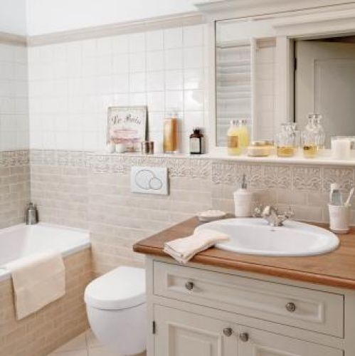 W jasnej łazience akcentem jest drewniany blat.