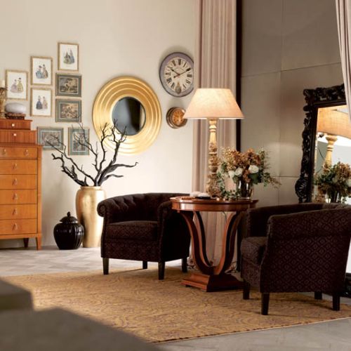 W klasycznym salonie nie mogło zabraknąć stojącej lampy. Aranżacja SELVA