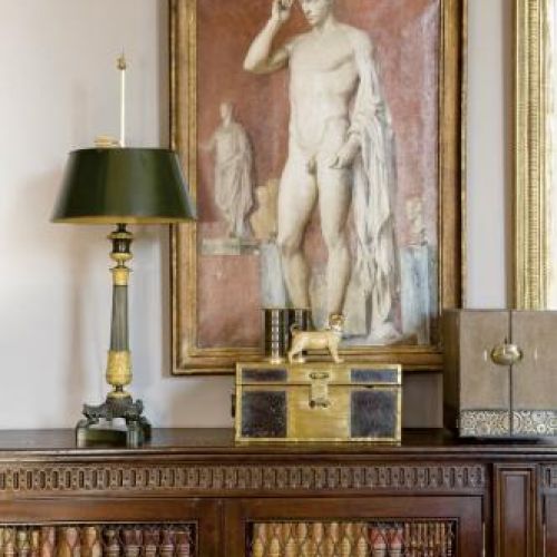 W komodach ustawione zostały grzbiety fałszywych książek.