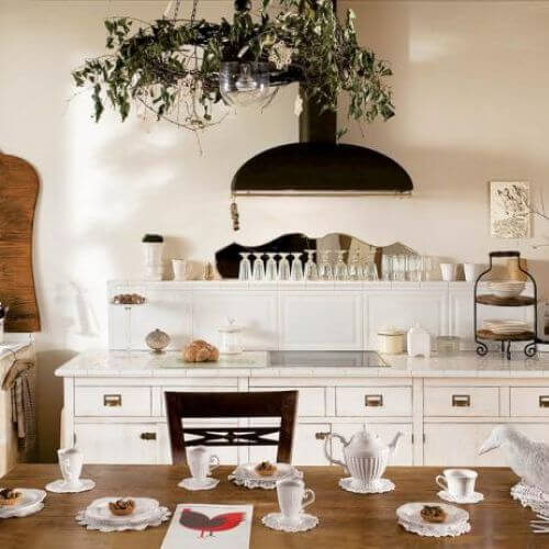W kuchni białe szafki kuchenne. U scenografki i fotografa