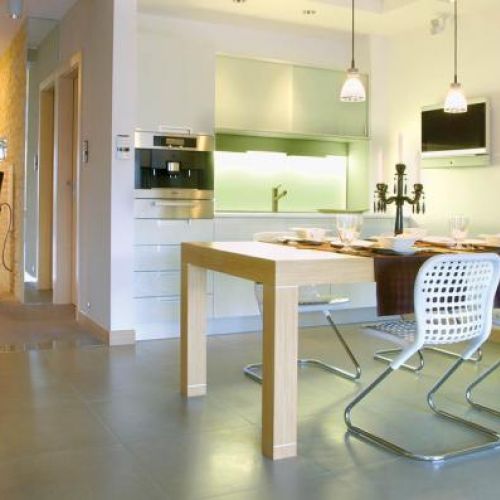 W kuchni. Czemu nie. Na ścianie 26-calowy Loewe Individual. Cena - 7500 zł. KLINIKA DŹWIĘKU