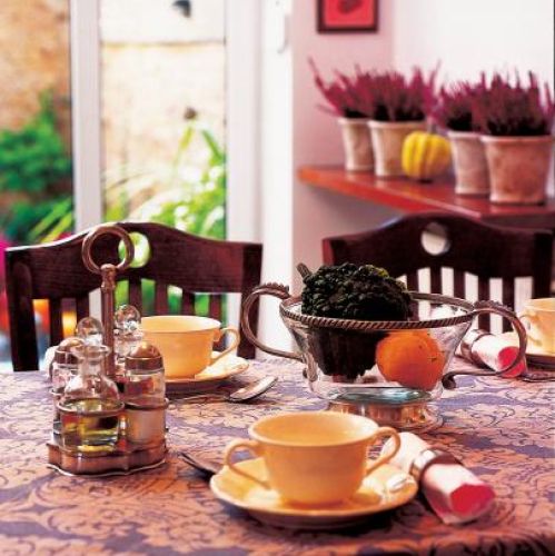 W kuchni dominują stylowe dodatki. W poznańskiej kamienicy