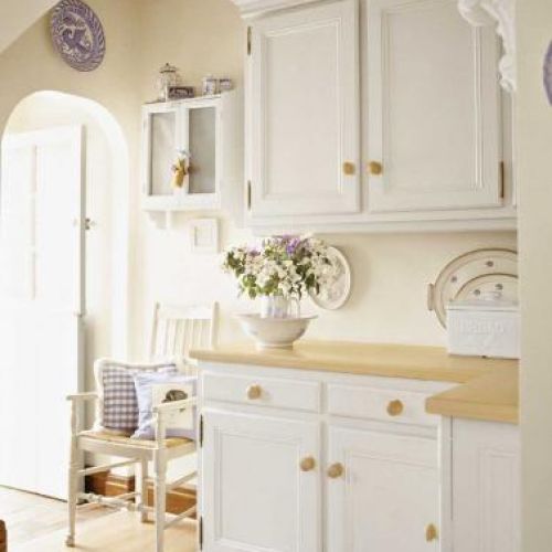 W kuchni Liz wyrzuciła część ponurych brązowych szafek po poprzednich właścicielach, a resztę przemalowała na kremowo.