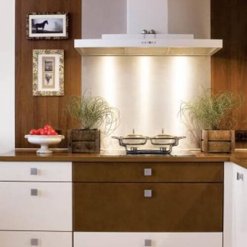 W kuchni prosto i nowocześnie. Apartament, który urządziły meble