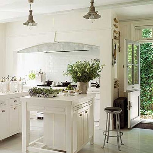 W kuchni w prowansalskim stylu oczywiście dominuje kolor biały.