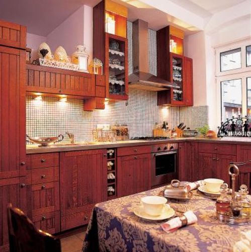 W kuchni wiele szafek i szufladek. W poznańskiej kamienicy