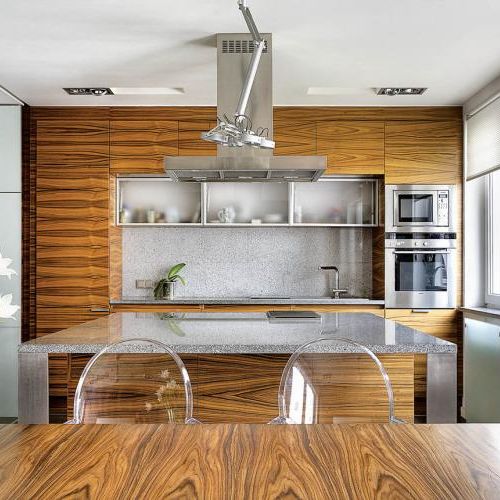 W kuchni wysmakowane zestawienie: wyraźny palisander, trawertyn oraz grafitowy bazalt.