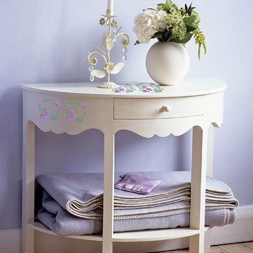 W kwiaciarniach pojawiły się pierwsze dzwonki. Drobne, fioletowe, na pewno ozdobią mieszkanie. Aby długo i