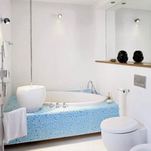 W łazience ciekawe rozwiązania- umywalka przy wannie i kran wychodzący z sufitu.