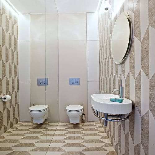 W łazience lustra zamontowane są od podłogi po sam sufit.