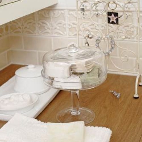 W łazience nie mogło zabraknąć kobiecych detali.