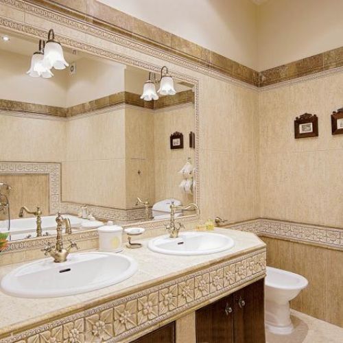 W łazience płytki z roślinnymi ornamentami.